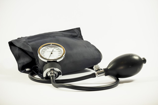 El esfigmomanómetro es el aparato que mide la tensión arterial, se suele  colocar en el brazo.
