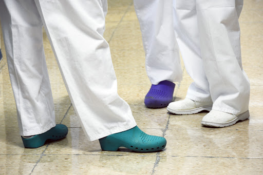 Tratado Duplicación envase Los mejores zapatos de enfermería. Descubre nuestra guía de zuecos  sanitarios